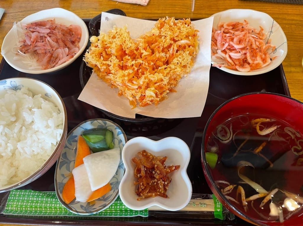 由比漁港目の前のごはん屋さくらで桜えび定食が食べられます